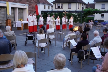 Abstand zum Feuer und zum Nachbarn: Das Johannesfest auf dem Kesselstädter Kirchplatz unter Corona Bedingungen.